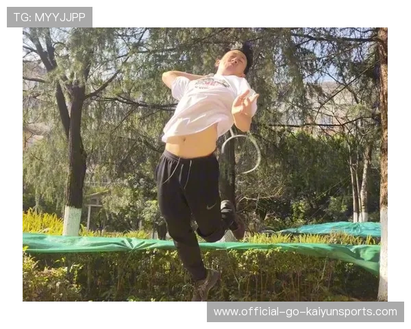 羽毛球男单跳杀跳到裤子裂，笑料百出背后的运动精神